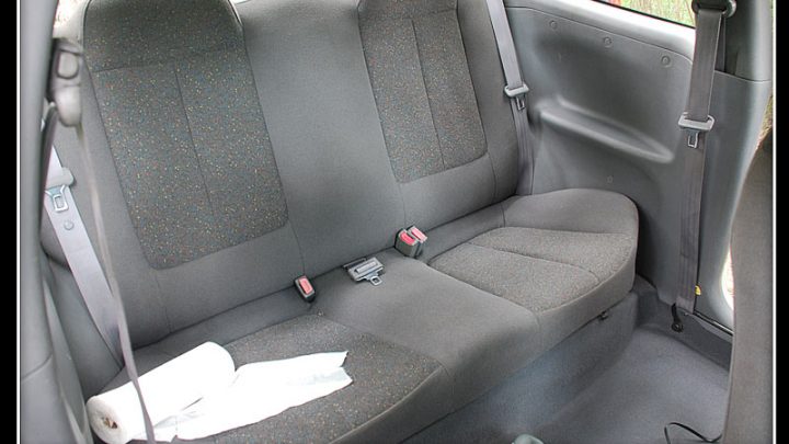 Как безопасно снять заднее сиденье в автомобиле Хёндай Акцент